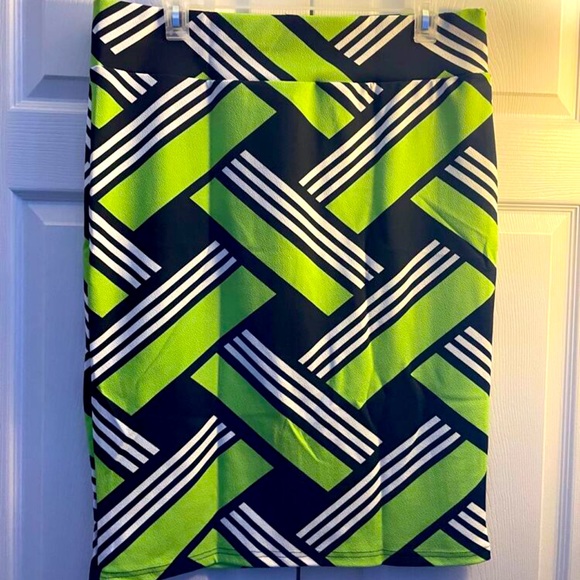 💚 PLUS Pencil Skirt 💚 - Picture 4 of 5